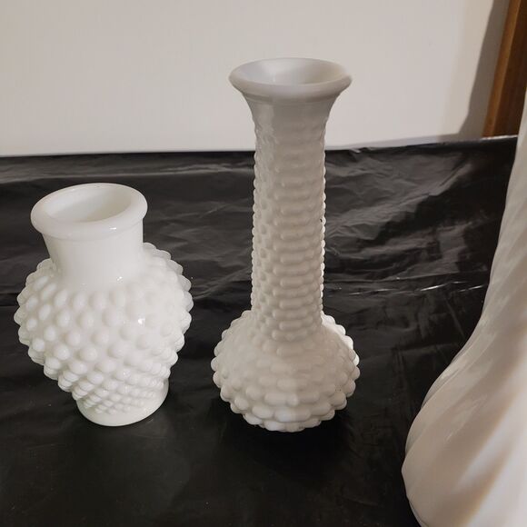 5 piece vtg milk glass vases tall and short 3 different sizes - Picture 5 of 16